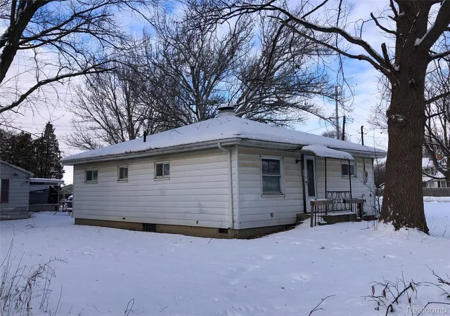 Photo 3 of Single family home for sale at 1704 E Webster Rd, Flint, MI 48505 | MLS# 20251061030 | Listing updated on 2026-06-30