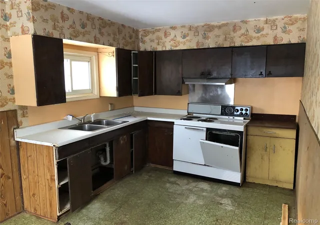 Photo 3 of Single family home for sale at 1704 E Webster Rd, Flint, MI 48505 | MLS# 20251061030 | Listing updated on 2026-06-30