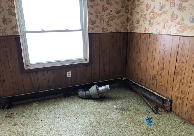 Photo 4 of Single family home for sale at 1704 E Webster Rd, Flint, MI 48505 | MLS# 20251061030 | Listing updated on 2026-06-30