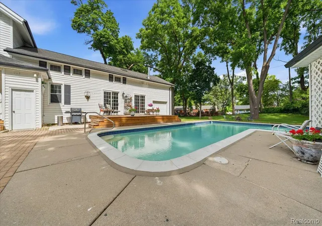 3rd image of 549 Grixdale Ln, Waterford, MI 48328 | MLS# 20251062221