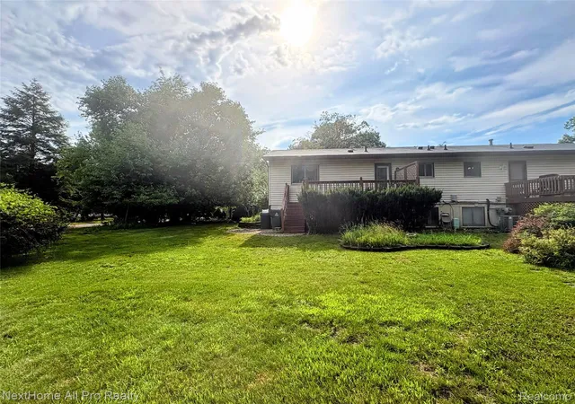 Listing Photo 2 - Condo for sale in building located at 38032 Hixford Pl, Westland, MI 48185