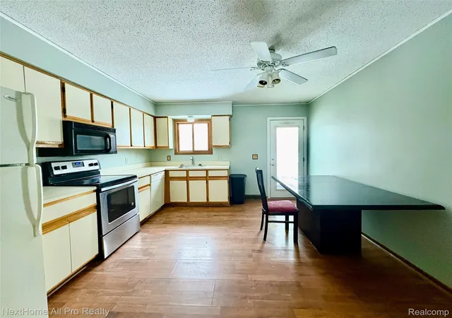 Listing Photo 4 - Condo for sale in building located at 38032 Hixford Pl, Westland, MI 48185