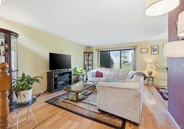 Listing Photo 4 - Condo for sale in building located at 20148 Evergreen Mdws Rd, Southfield, MI 48076