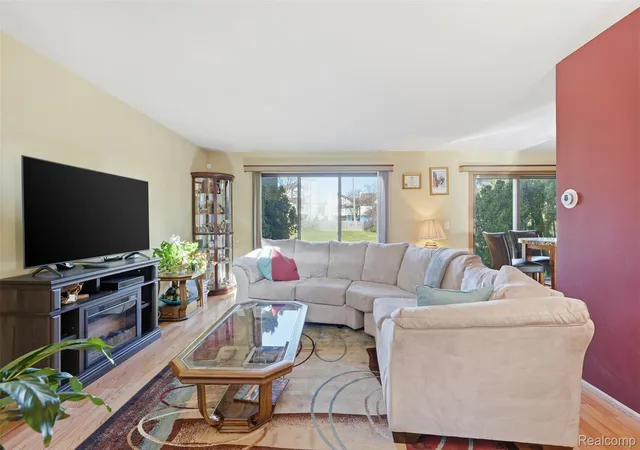 Listing Photo 5 - Condo for sale in building located at 20148 Evergreen Mdws Rd, Southfield, MI 48076