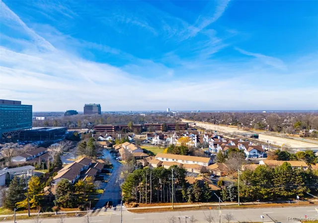 Listing Photo 2 - Condo for sale in building located at 20148 Evergreen Mdws Rd, Southfield, MI 48076