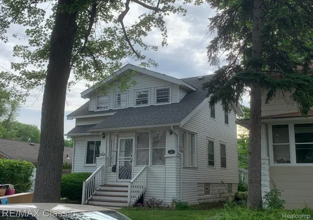 2nd image of 304 Baker St, Royal Oak, MI 48067 | MLS# 20261002161