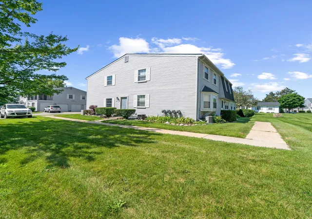 Listing Photo 4 - Condo for sale in building located at 245 Lake Vlg Dr, Walled Lake, MI 48390