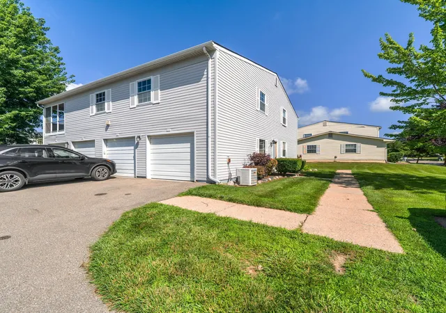 Listing Photo 3 - Condo for sale in building located at 245 Lake Vlg Dr, Walled Lake, MI 48390