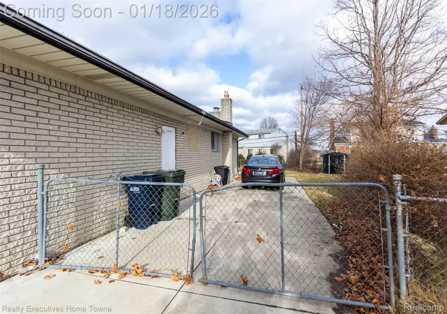 Photo 4 of Single family home for sale at 36218 Allison Dr, Sterling Heights, MI 48310 | MLS# 20261003208 | Listing updated on 2026-08-23