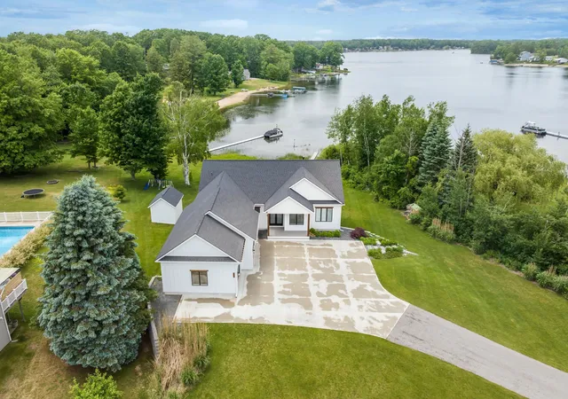 Photo 3 of Single family home for sale at 504 S E Silver Lake Rd, Traverse City, MI 49685 | MLS# 78080064868 | Listing updated on 2026-09-07