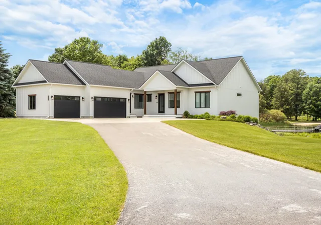 Photo 3 of Single family home for sale at 504 S E Silver Lake Rd, Traverse City, MI 49685 | MLS# 78080064868 | Listing updated on 2026-09-07