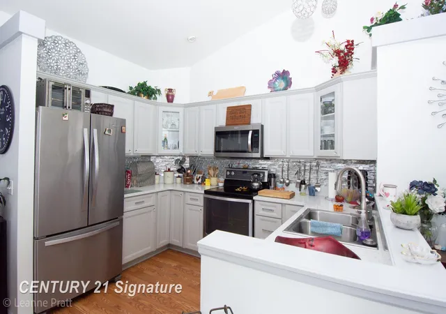 Listing Photo 3 - Condo for sale in building located at 241 Aberdeen Ct, Flushing, MI 48433