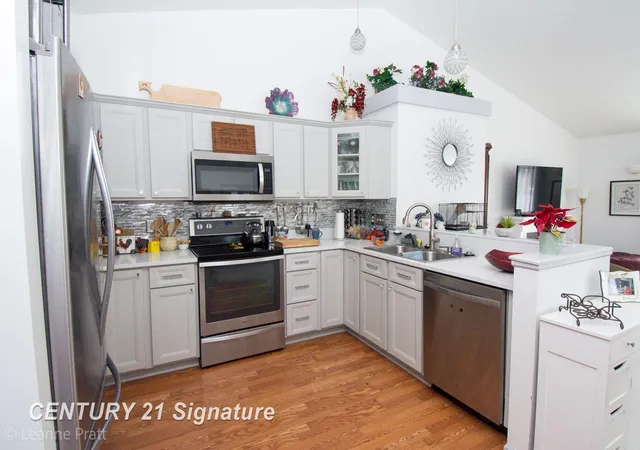 Listing Photo 4 - Condo for sale in building located at 241 Aberdeen Ct, Flushing, MI 48433