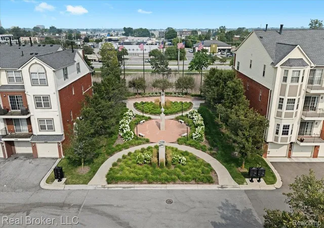 Listing Photo 4 - Condo for sale in building located at 1546 Devon Ln, Troy, MI 48084