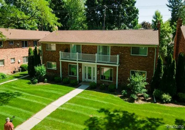 Listing Photo 5 - Condo for sale in building located at 516 Neff Ln, Grosse Pointe, MI 48230