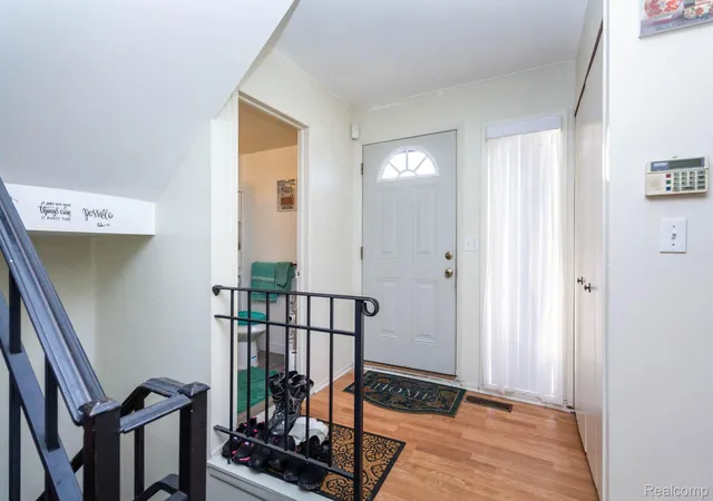 Listing Photo 5 - Condo for sale in building located at 1 Fredericksburg Towne St, Southfield, MI 48075 - Unit #1