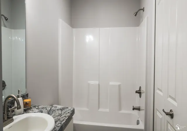 4th image of 4103 Rosalia Dr, Monroe, MI 48161