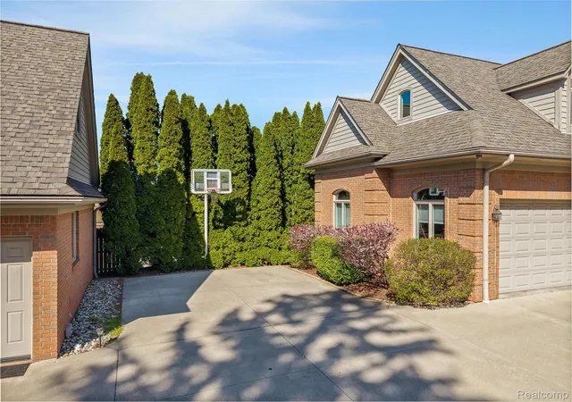 Photo 4 of Single family home for sale at 34330 Jefferson Ave, Harrison Township, MI 48045 | MLS# 20261004205 | Listing updated on 2026-08-19