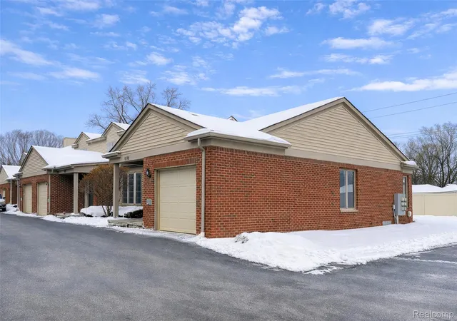Listing Photo 2 - Condo for sale in building located at 6170 N Newburgh Rd, Westland, MI 48185