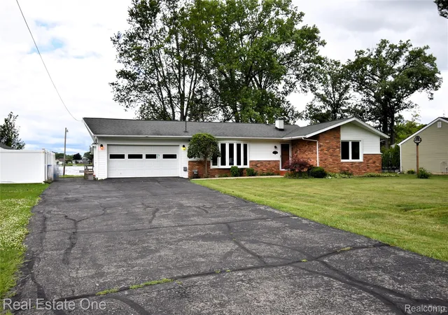 Homes for sale in Fenton, MI | 11422 Skyline Dr, Fenton, MI 48430 | MLS# 20261006361