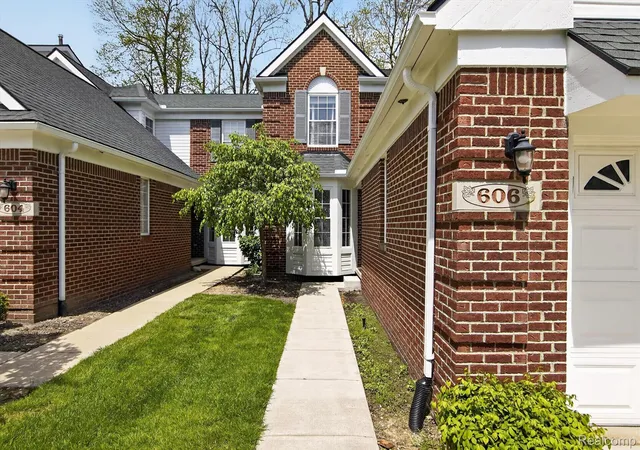 Homes for sale in Wixom City Oakland, MI | 606 Shady Maple Dr, Wixom City Oakland, MI 48393 | MLS# 20261006449