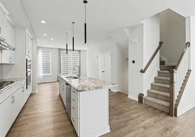 Listing Photo 5 - Condo for sale in building located at 2824 Ridington Rd, Ann Arbor, MI 48105