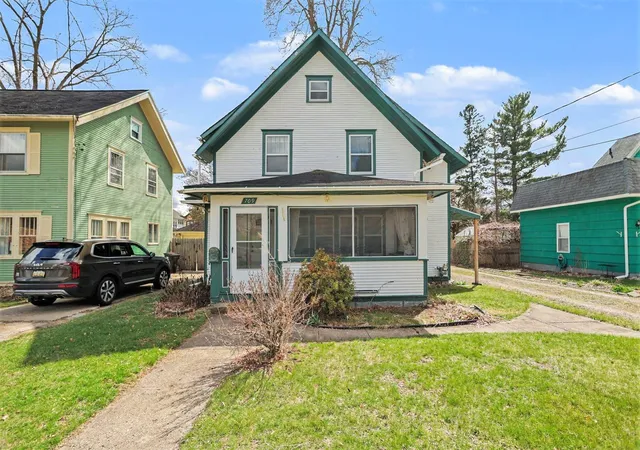 Photo 3 of Single family home for sale at 709 Griswold St, Jackson, MI 49203 | MLS# 62026004061 | Listing updated on 2026-09-28
