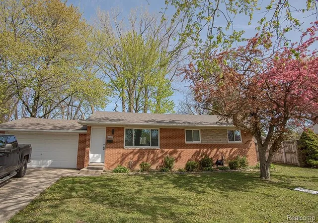 Photo 1 of Single family home for sale at 20401 Luna St, Clinton Township, MI 48035 | MLS# 20261007387 | Listing updated on 2026-08-02