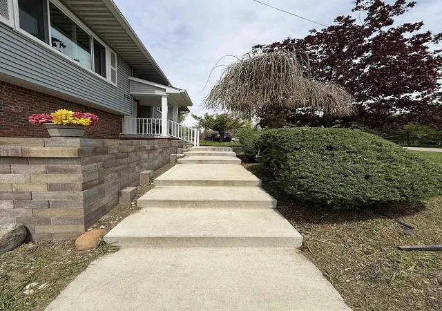 Photo 4 of Single family home for sale at 24213 Broadview St, Farmington Hills, MI 48336 | MLS# 81026004137 | Listing updated on 2026-05-30