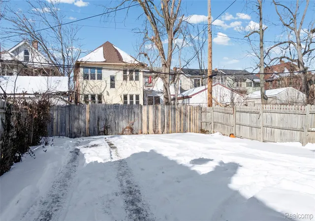 Listing Photo 4 - Condo for sale in building located at 5272 Maplewood St, Detroit, MI 48204