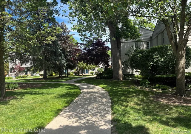Listing Photo 3 - Condo for sale in building located at 1675 Graefield Rd, Birmingham, MI 48009