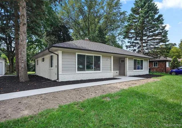Listing Photo 2 - Condo for sale in building located at 8820 Russell St, Shelby Township, MI 48317