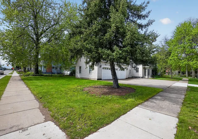 2nd image of 1109 S Genesee Dr, Lansing City Ingham, MI 48915 | MLS# 81026005048