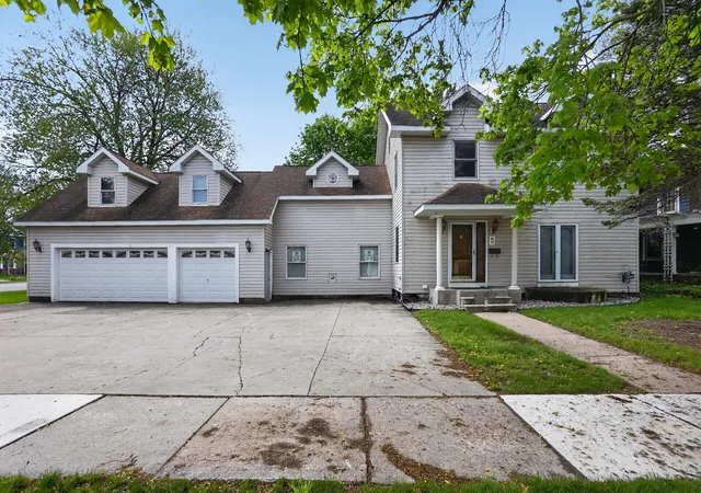 3rd image of 1109 S Genesee Dr, Lansing City Ingham, MI 48915 | MLS# 81026005048