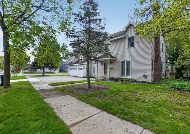 4th image of 1109 S Genesee Dr, Lansing City Ingham, MI 48915 | MLS# 81026005048
