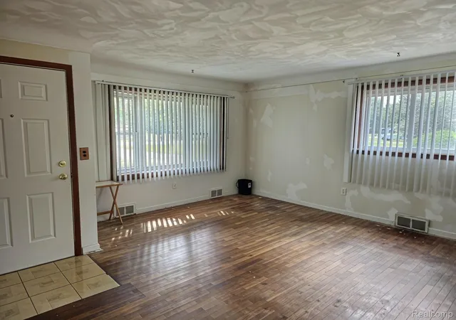 Photo 3 of Single family home for sale at 6449 Detroit St, Mount Morris, MI 48458 | MLS# 20261008940 | Listing updated on 2026-10-02