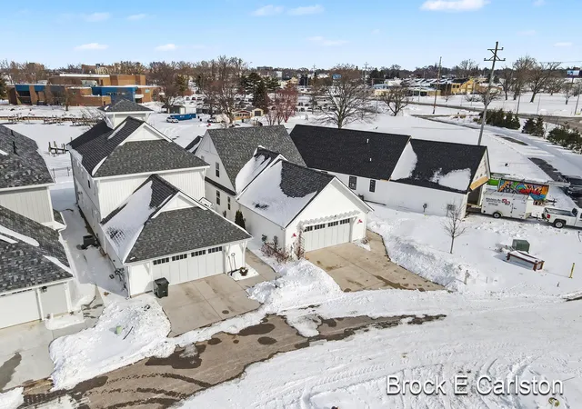 Photo 4 of Single family home for sale at 946 Boardwalk Cvs Dr, Muskegon, MI 49441 | MLS# 71026005143 | Listing updated on 2026-07-24