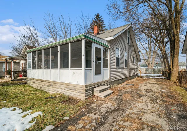 Photo 2 of Single family home for sale at 40 W Strathmore Ave, Pontiac, MI 48340 | MLS# 20261009774 | Listing updated on 2026-07-06