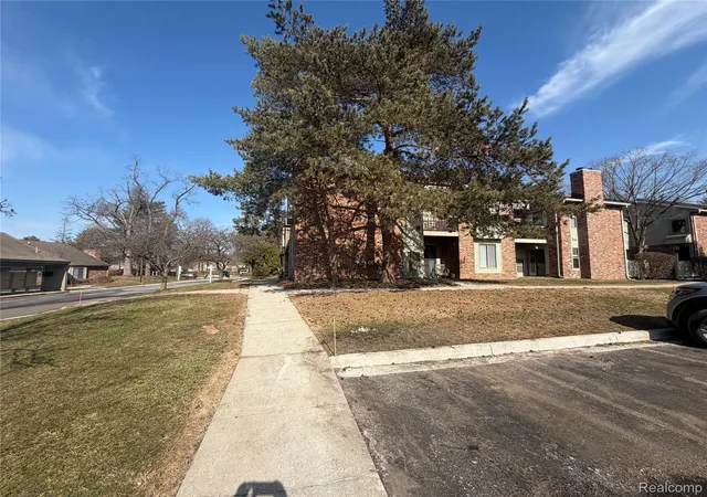 Listing Photo 2 - Condo for sale in building located at 22140 Indian Creek Dr, Farmington Hills, MI 48335 - Unit #