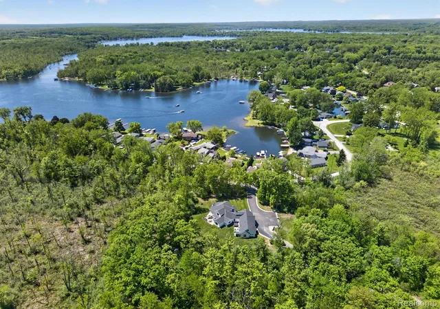 2nd image of 3483 Windwheel Point Dr, Pinckney, MI 48169 | MLS# 20261009956