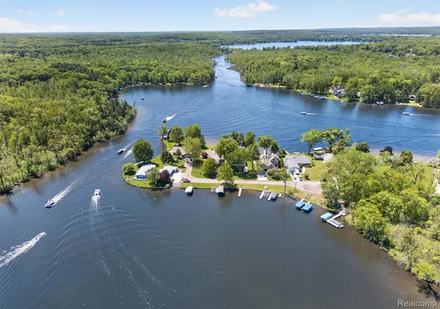 Photo 3 of Mansion for sale at 3483 Windwheel Point Dr, Pinckney, MI 48169 | MLS# 20261009956 | Listing updated on 2026-08-30