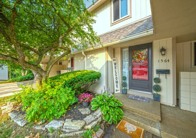 1st image of 1564 Charter Oak Dr, Rochester Hills, MI 48309 | MLS# 81026006313