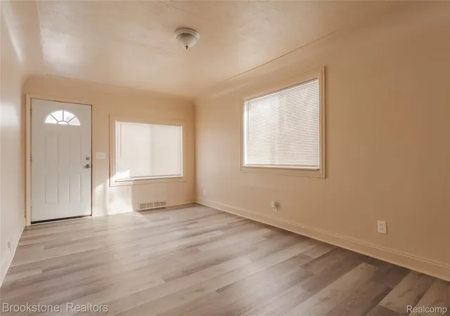 Photo 4 of Single family home for sale at 103 W Cornell Ave, Pontiac, MI 48340 | MLS# 20261010831 | Listing updated on 2026-10-04