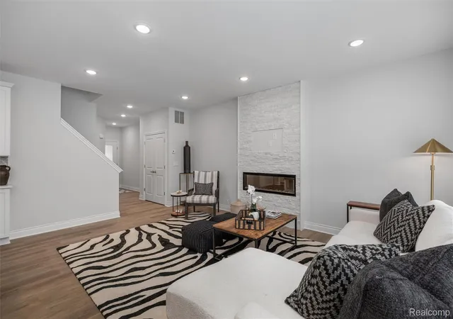 Listing Photo 4 - Condo for sale in building located at 803 Balmoral Ln, Troy, MI 48085