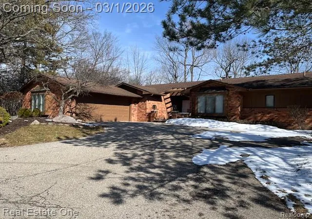 Photo 1 of Sale Pending at 6323 Drakeshire Ln, West Bloomfield, MI 48322 | MLS# 20261011987 | Listing updated on 2026-07-07