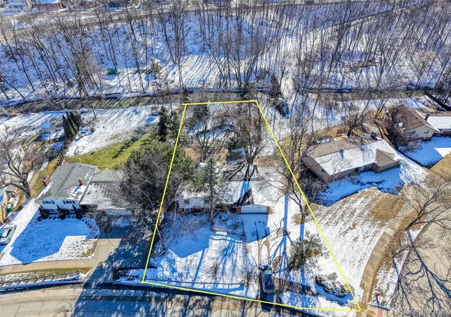 Single Family Residence at 24095 Farmington Rd, Farmington, MI 48336 | MLS# 20261012222 | | Sold on 2026-03-23