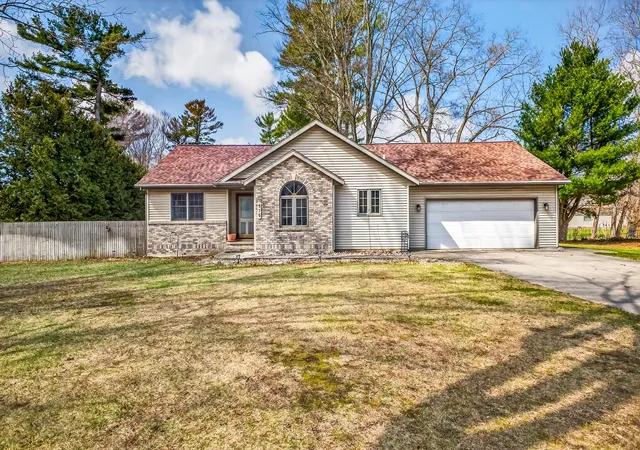 Photo 1 of Sale Pending at 975 Glenwood Ave, Muskegon, MI 49445 | MLS# 71026007125 | Listing updated on 2026-07-11