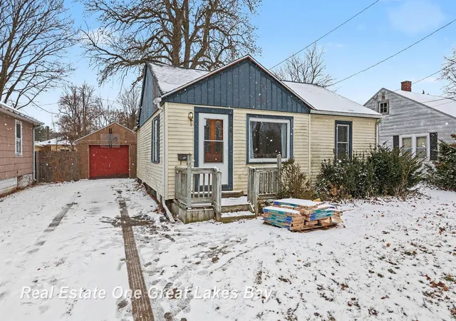 Photo 2 of Single family home for sale at 1943 Ottawa St, Saginaw, MI 48602 | MLS# 61050200286 | Listing updated on 2026-05-09