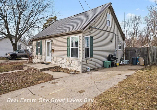 Photo 2 of Single family home for sale at 1724 Newberry St, Saginaw, MI 48602 | MLS# 61050200287 | Listing updated on 2026-07-16