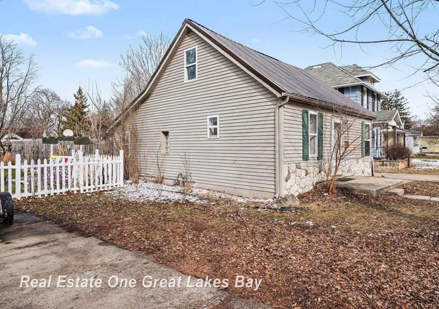 Photo 3 of Single family home for sale at 1724 Newberry St, Saginaw, MI 48602 | MLS# 61050200287 | Listing updated on 2026-07-16